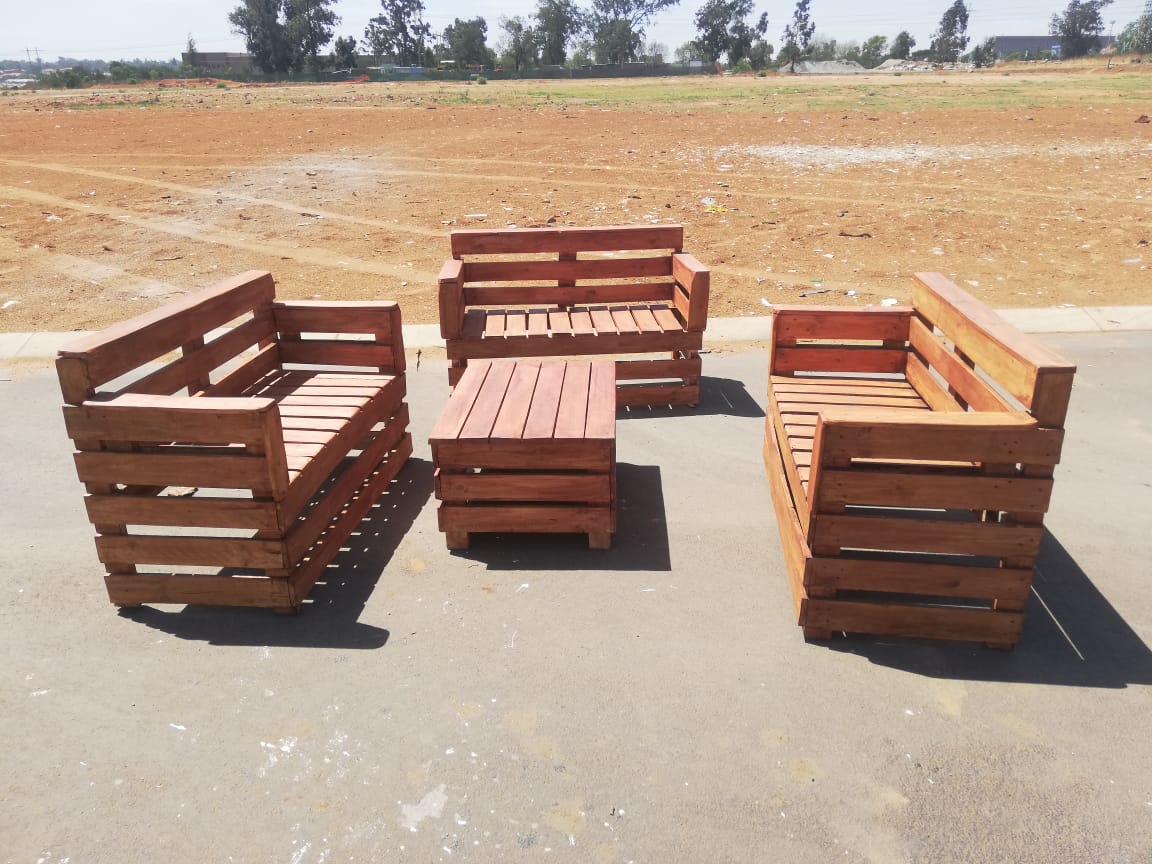 PalletFurnitur3's tweet image. Complete your living room, office space or your patio with our stylish furniture. 

For orders:⠀
📧 mchunuprojects@gmail.com ⠀
📱 067 166 8736 /071 773 8834 ⠀

We based in Boksburg and we deliver nationwide at R10 per kilometer.

#SONA2020
#DriveHope
#SayEntrepreneur