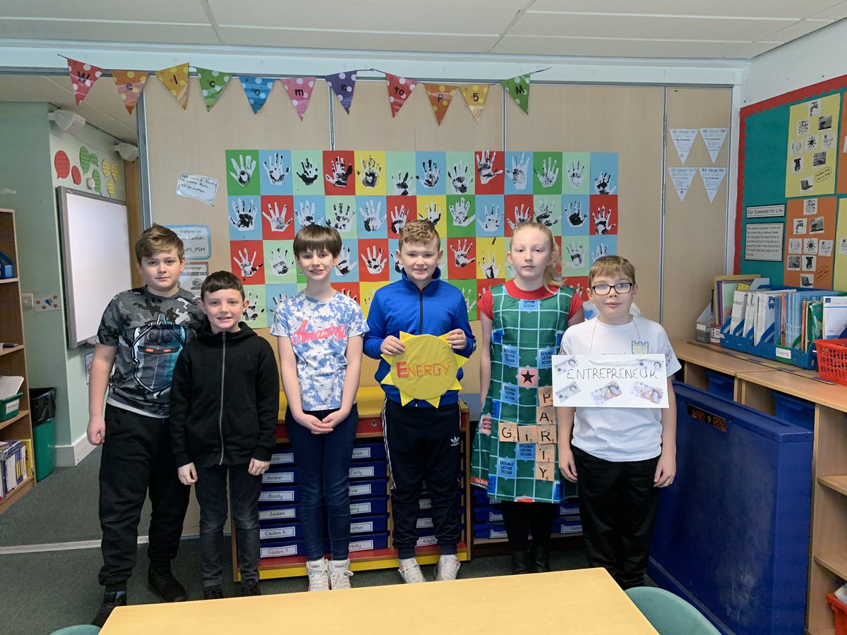 DeanburnPS_P7A's tweet photo. Here we are ready for #NoPensDayDPS everyone looked fabulous and I loved seeing and hearing your words! #WordAware #DPSSpeechandLanguage #Comm_nTrust @sarahbodilySLT 👍👏👏👏👏 https://t.co/dAeRece4tv