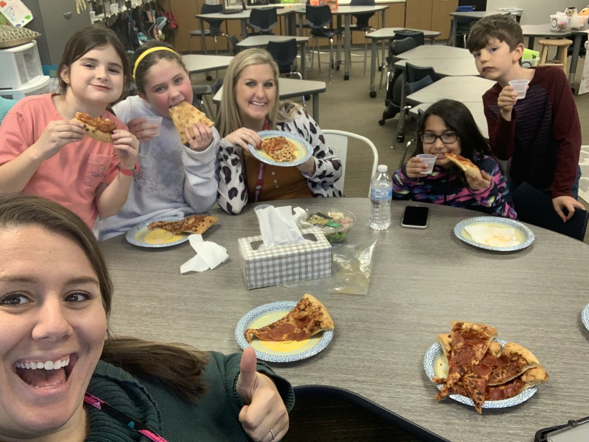 We had so much fun at our PTA Auction pizza party! 🍕 😍 <a href="/DESDolphins/">DES Dolphins</a> #DESisBEST