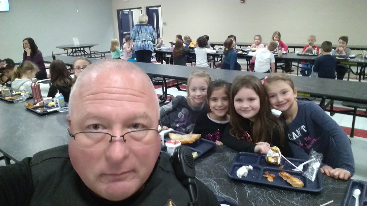 CraigPeoples6's tweet photo. Two great things, school pizza and these first grade girls of Mrs. Clements ask me to eat lunch them.
#TMgenius https://t.co/gVtLFASSij