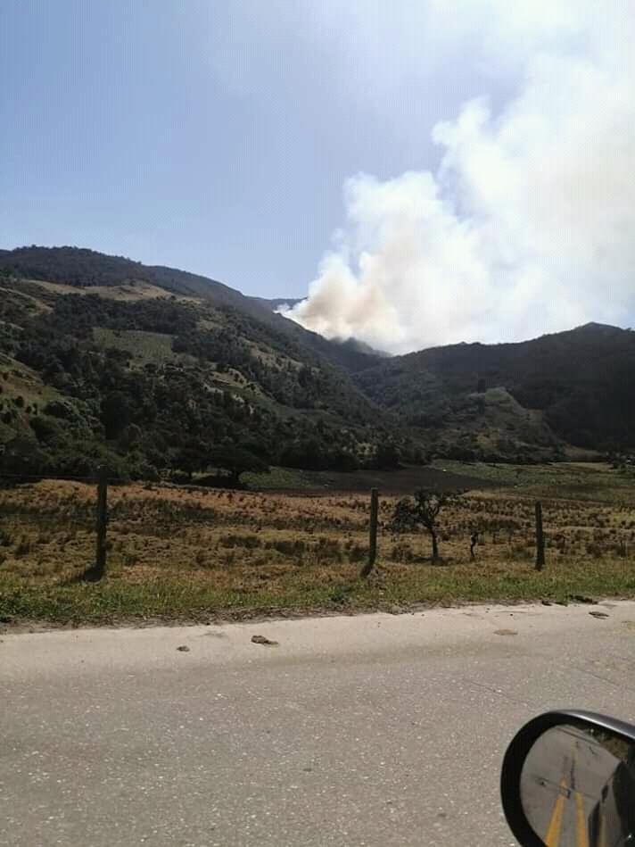 jeffermanuels's tweet photo. A esta hora incendio grande en #paramodelalmorzadero #almorzadero #chitaga @UNGRD @MinAmbienteCo @BomberosBogota https://t.co/88A6gdi9BZ