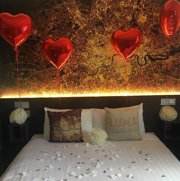 HeetonConcept's tweet photo. Setting the mood for valentines 🌹 use code FEB2020 when booking a stay from now until the end of February!
Get: 12% OFF - A luxury Rose for your beloved - Box of Chocolates - Decorated Valentines’ themed room ❤️
#LumaMoments #Februaryhoteldeals #Valentinedeals https://t.co/l8M741Nav7