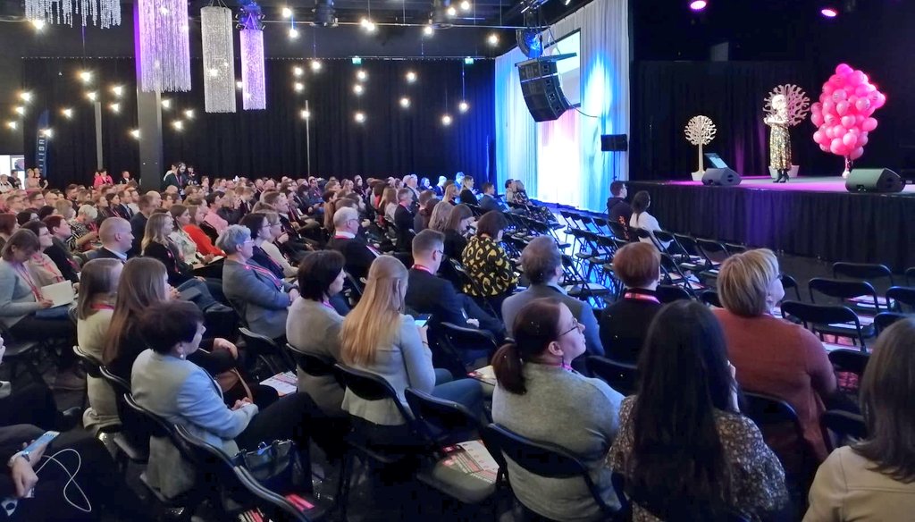 <a href="/CamillaTuominen/">Camilla Tuominen</a> muistuttaa <a href="/DigitalOulu/">Digital Oulu</a> #Tullilava'lla, ettemme pysty pysäyttämään kehitystä. 

Olemme tulleet maatalousyhteiskunnasta teollisuuden ja tiedon kautta vihdoin ihmisyyteen. 

#do2020 #ihmisyys #kehitys