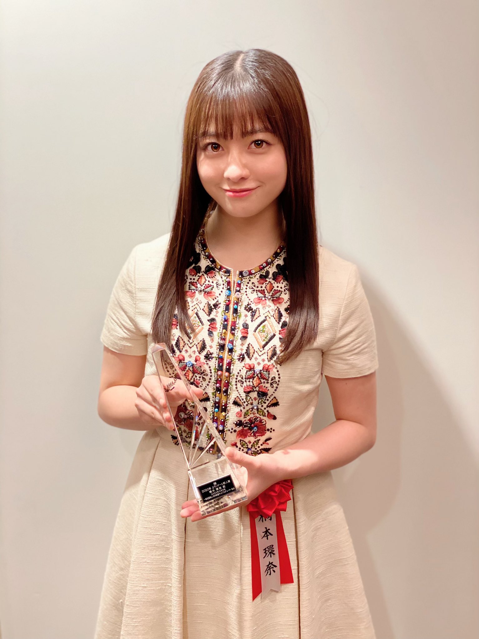 アイコラ 橋本環奈  エランドール賞新人賞に御選出頂きました。  11歳の時に出演した映画「奇跡」の是枝裕和監督が花束を渡して下さって、本当に感無量です。  この賞を受賞できたのも今まで関わって下さった全ての皆様のお陰なので、しっかり感謝の意を伝えられるように ...
