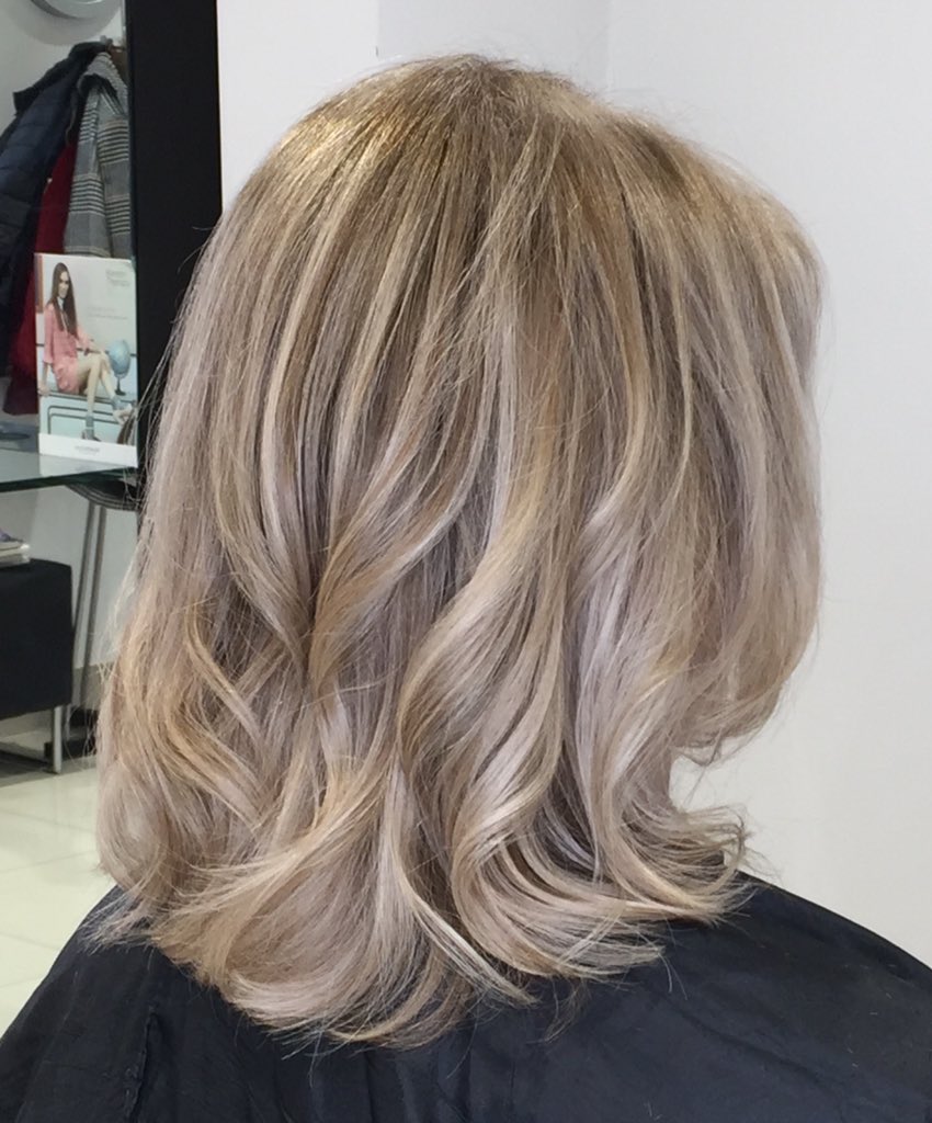 artisanbolton's tweet photo. Colour blend using 2 colours to blend and create a pop of colour on mid lengths and ends #colourblend #balayage #blonde #blondebalayage  #wella #paulmitchell #balayagehair  #rootfade #wavyhair #bxartisan#bolton https://t.co/8wiZitaaKB