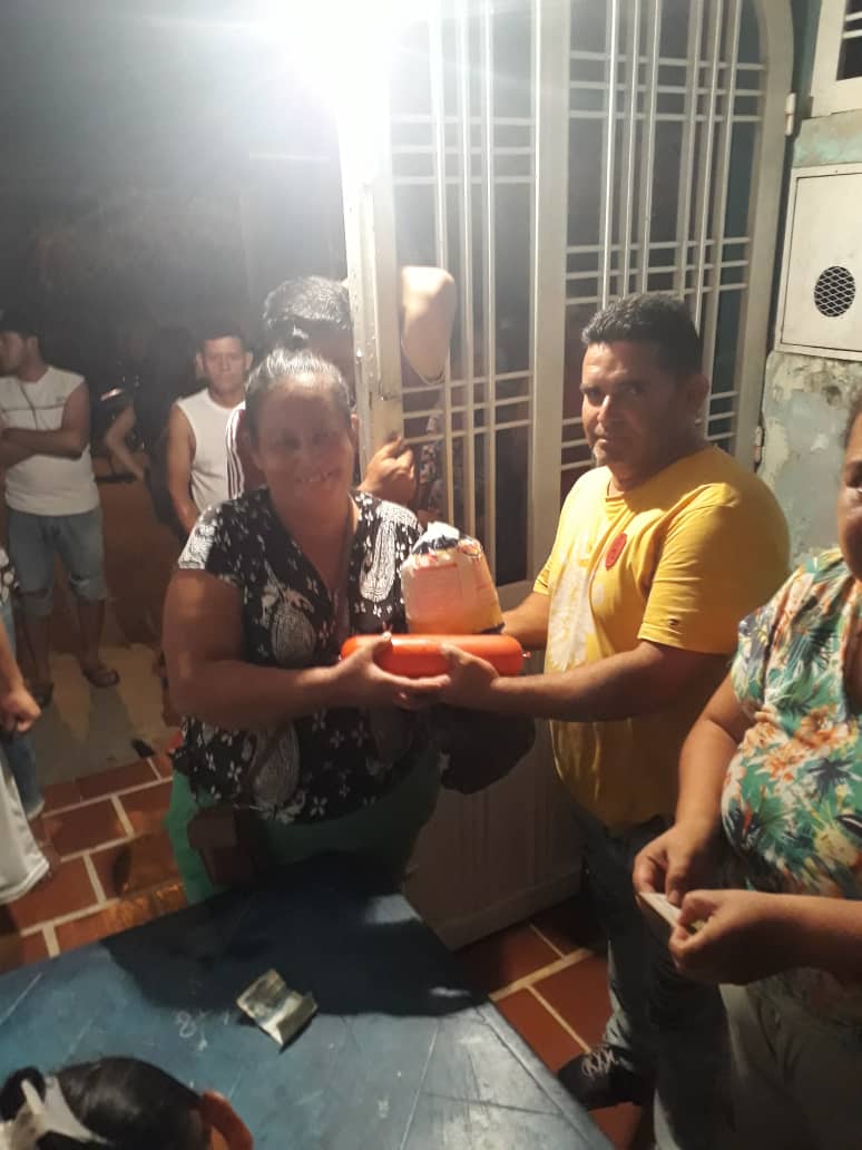 YolimarPSUV's tweet photo. Entrega de Campo Soberano (1 pollo y 1 mortadela) en el Municipio #Libertador a @ClapOficial Ali Primera II 500 familias, Francisco de Miranda 310 y Hogares de la patria 309 para un total de 1119 familias beneficiadas @NicolasMaduro @FreddyBernal https://t.co/muMlJnyfC4