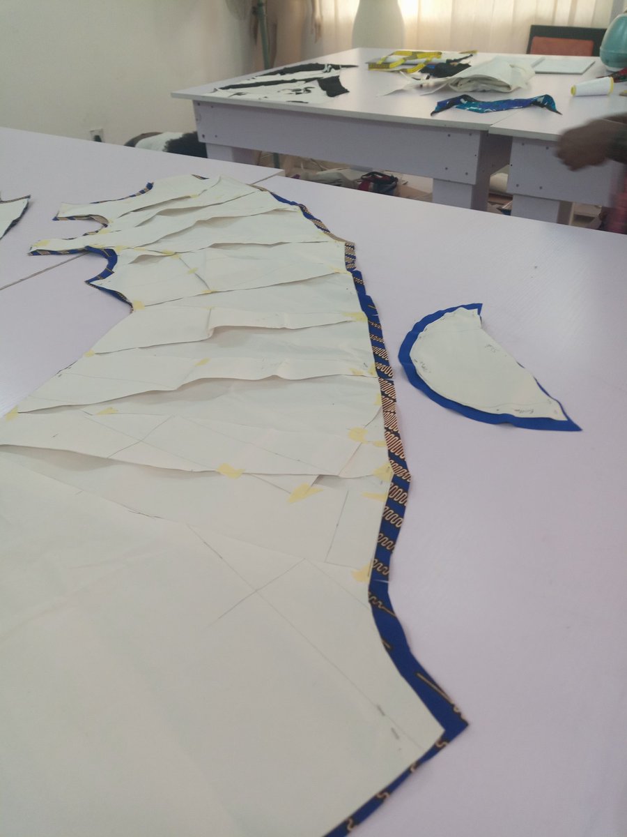 funbyaramide's tweet photo. The amazing things you can do with pattern drafting 😍😍😍

Dart manipulation😍😍😍

#fashionunlimited #fashionhouse #styleterritory #funfactory #funaffair #nigeriantailor #design #lifeofapatternmaker #lifeofastylist❤️ #abujatailor #designer #blue #Fashionteacher https://t.co/xkynNcyKvR