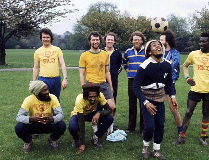TNTSportsCL's tweet photo. [FOTOS] 📸

¡Cumpliría 75 años! 🎉 Bob Marley, rey del reggae y amante del fútbol 🇯🇲🇲🇱🎶🎸🎷🌳⚽  https://t.co/rWirGo61ki https://t.co/Ph3RL20PUI