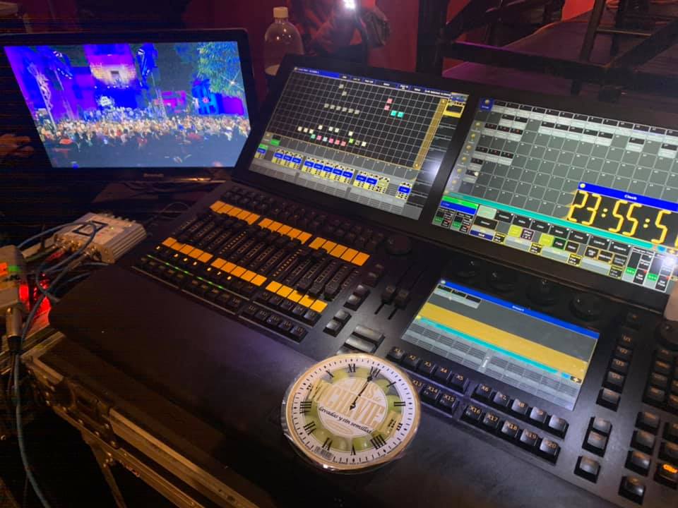 StonexSL's tweet image. ENTERTAINMENT.
Recordamos las campanadas en la #TelevisiónCanaria con un espectáculo controlado por #GrandMA2 de @MALighting Tenerlo todo bajo control es solo cuestión de elegir sabiamente.
Un gran trabajo de @TecnoSoundC  🔥
#showlighting #control #iluminación #MAlighting