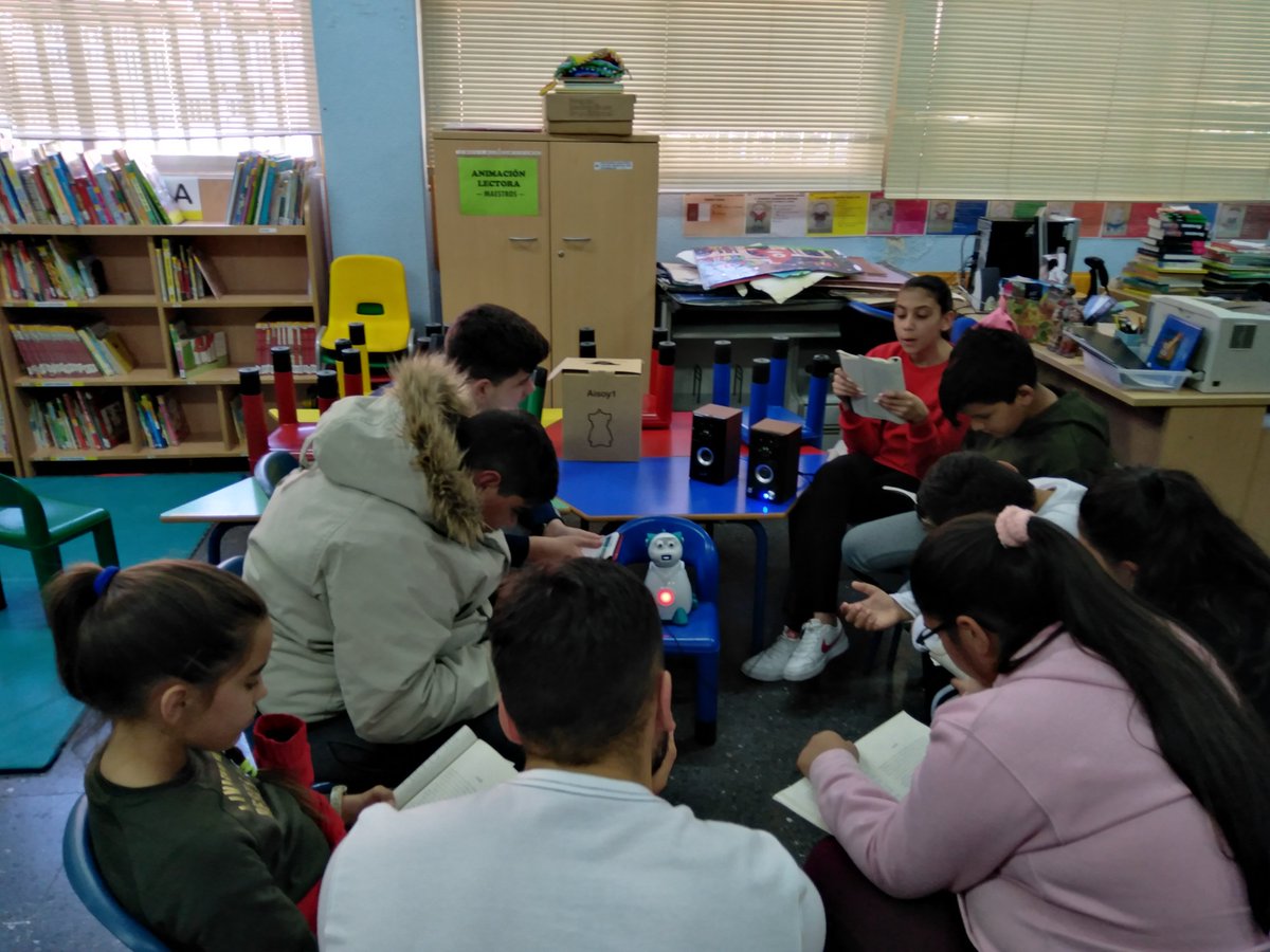 Robótica interniveles dentro de la Tertulia Dialógica Literaria: alumn@s de 5º Primaria en colaboración con alumnos de Secundaria.😍👏👏