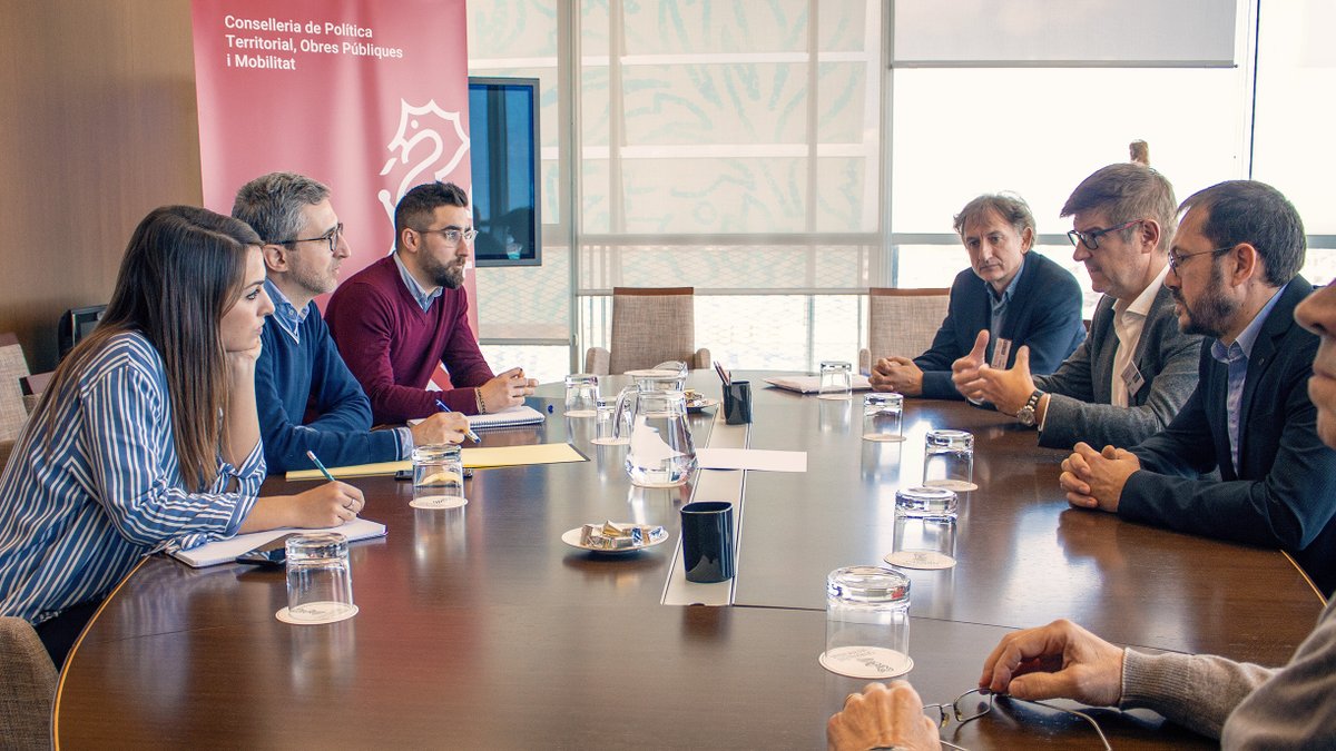 GVAMediAmbient's tweet photo. 👥 El conseller @ArcadiSD ha recibido a miembros de la empresa de investigación PrimLab para conocer su producto #CO2pure, un compuesto que purifica el medio ambiente eliminando el CO2, los NOx y los COV's https://t.co/qk6LwIOy9A