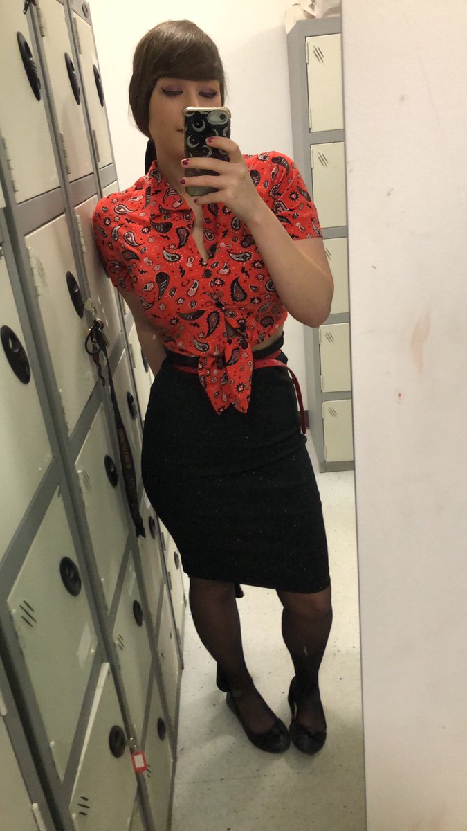 FallOut_Rachel's tweet photo. Am doing make up and shizzles for charity today wooo #professionallooking #imwearingclothesforonce https://t.co/uK3Zj9n8X5