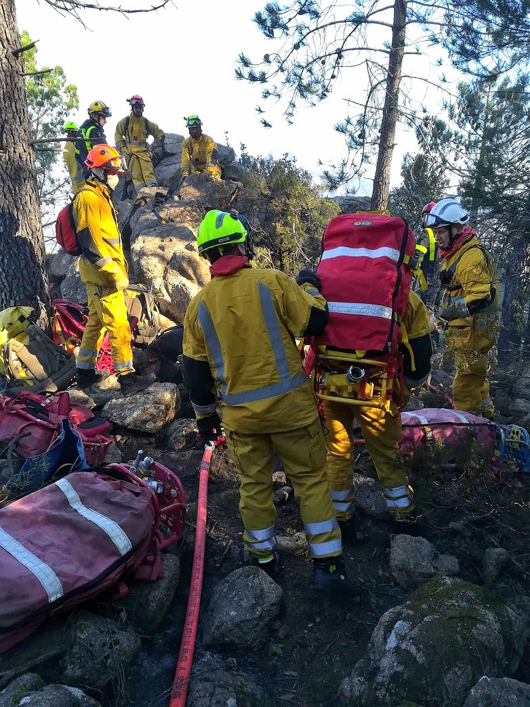 SDIS83's tweet photo. [#RENFORT] Nos équipes sont à pied d'œuvre en #Corse depuis ce matin. Le #DIH83 et le #GIFF83 ont été  engagés par le Commandant des Opérations de Secours #COS afin de réaliser des établissements de grande longueur #EGL et traiter des lisières dans des zones difficiles d'accès. https://t.co/fNDSpYPDGX