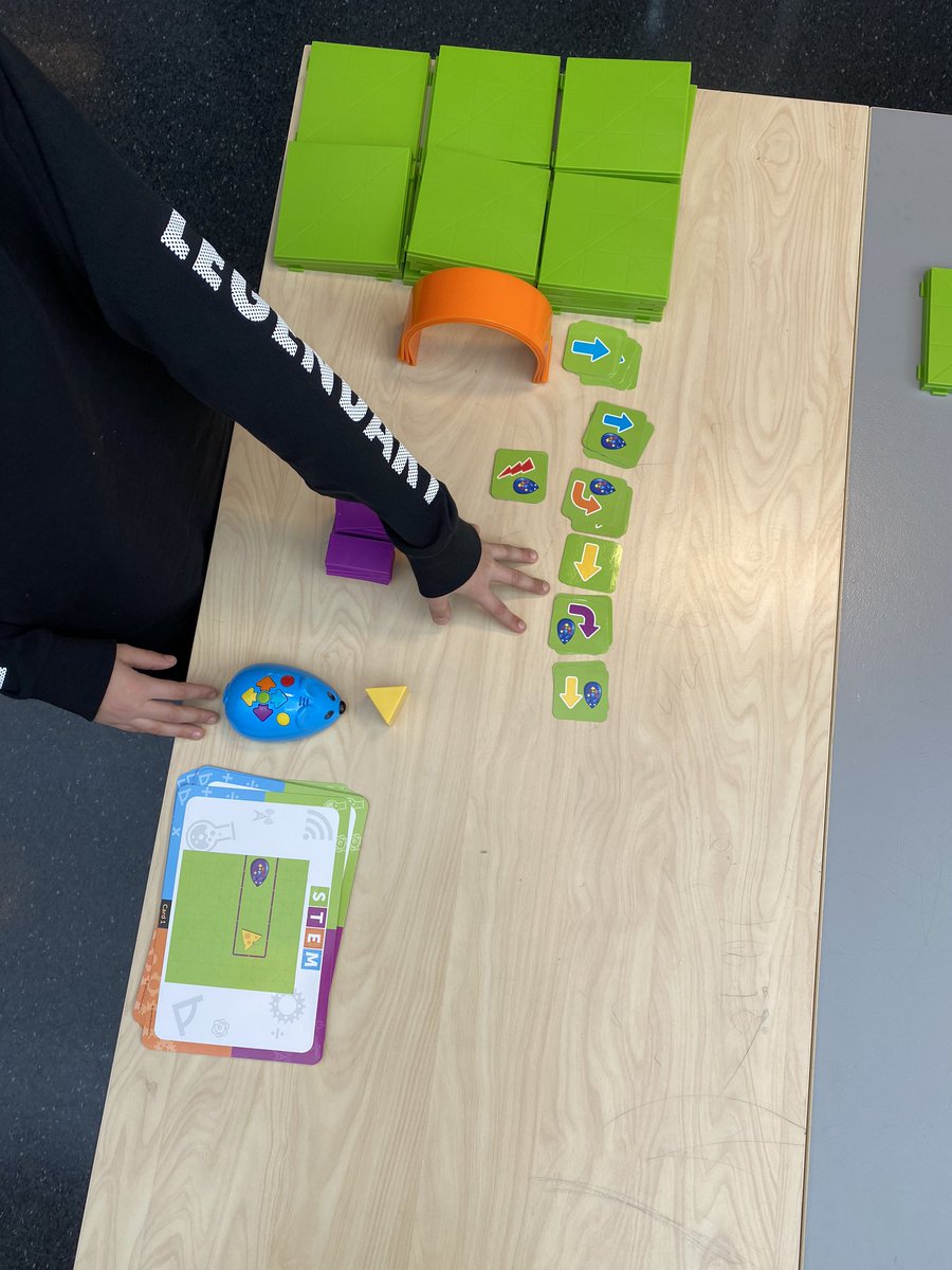 emelie_hallmann's tweet photo. Elev i #åk4 håller i genomgång och genomför lektion i programmering med olika utmaningar för andra elever #vågautmanasigsjälv #muntligförmåga #samarbete #programmering #ord #begrepp @vaxmoraskolan https://t.co/sqFkWmgE4T
