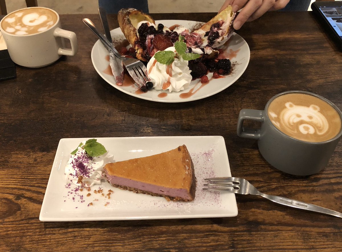 YoshikoTeratera's tweet photo. 沖縄 那覇 Cafe VGさん!
美味しいお食事、紅芋チーズケーキと
カフェラテには可愛いラテアート💕
ご馳走様でした😊
#vegeterain #cafevg #cafe #redsweetpotato #cheesecake #okinawa #kumoji #antique #ベジタリアン #カフェ #カフェベジ #紅芋 #チーズケーキ #沖縄 #久茂地 #新しい #沖縄カフェ https://t.co/y0vcnM2Bn6