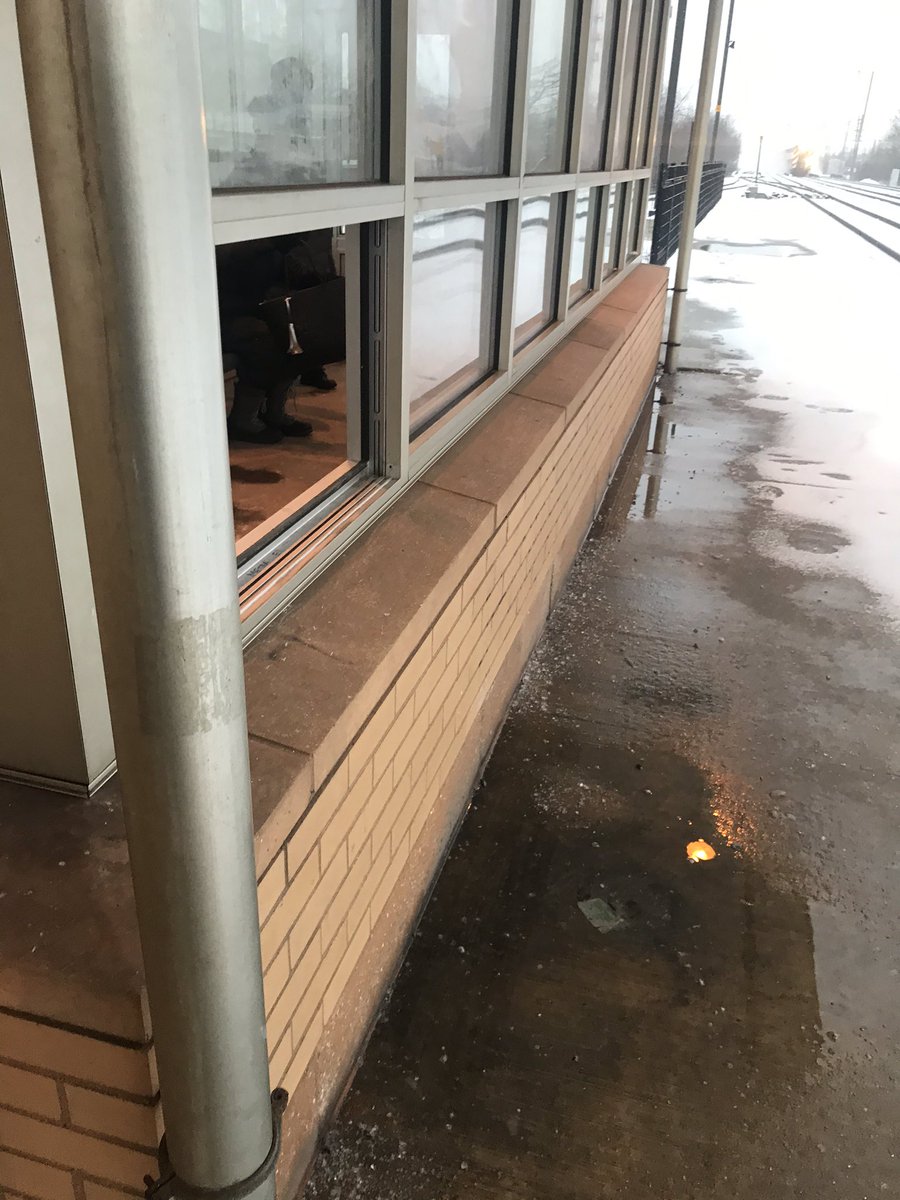 gmart430's tweet photo. @metraMDW broken glass panel at grand and cicero station. Can you submit a maintenance request for this? https://t.co/Yn9e9xwIEx