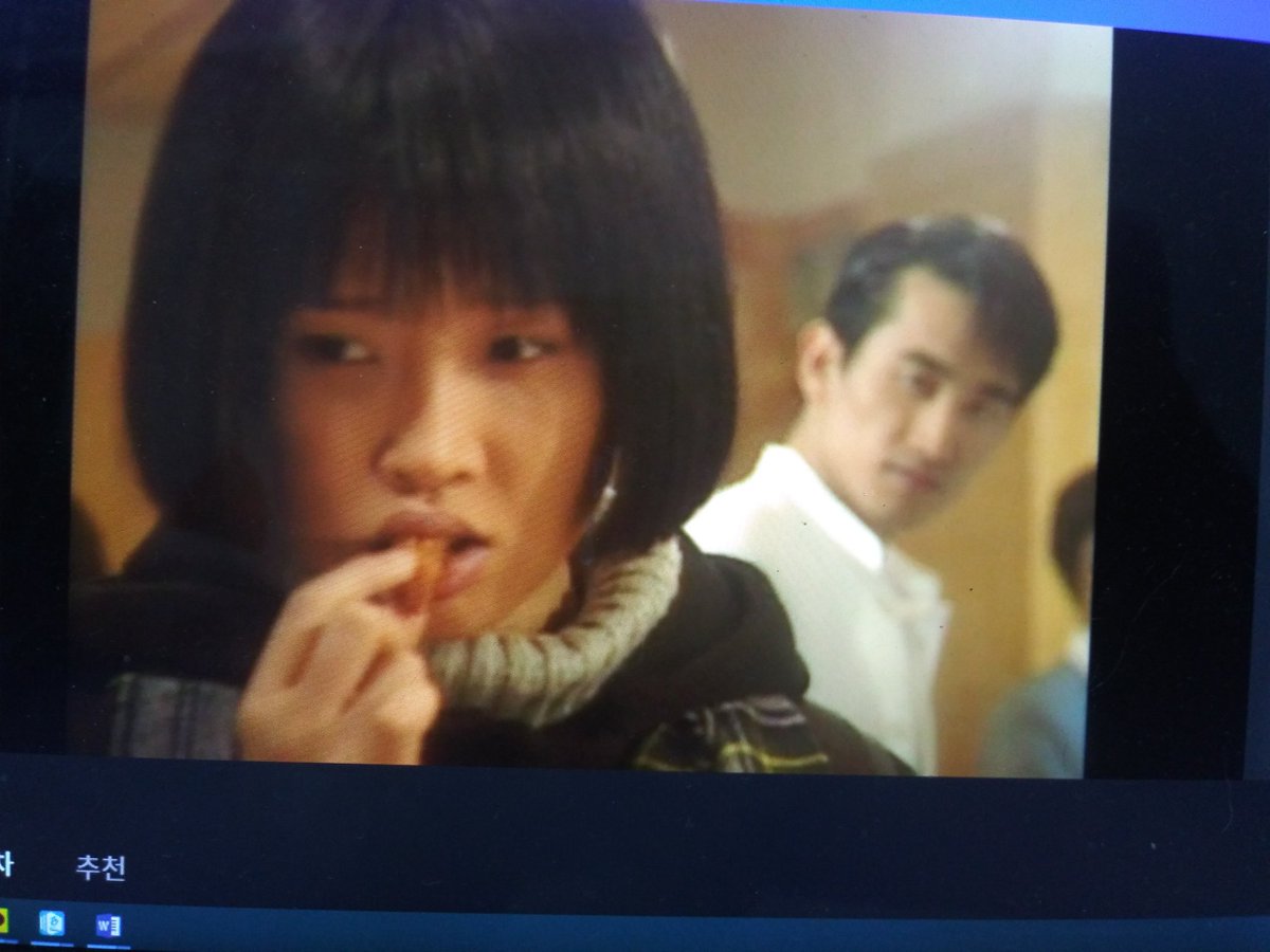 97년 드라마 「별은 내 가슴에」를 뜬금없이 보고 있다. 칼단발을 했던 최진실이 보고 싶어서. 뒤의 남자는 차인표.Translate post