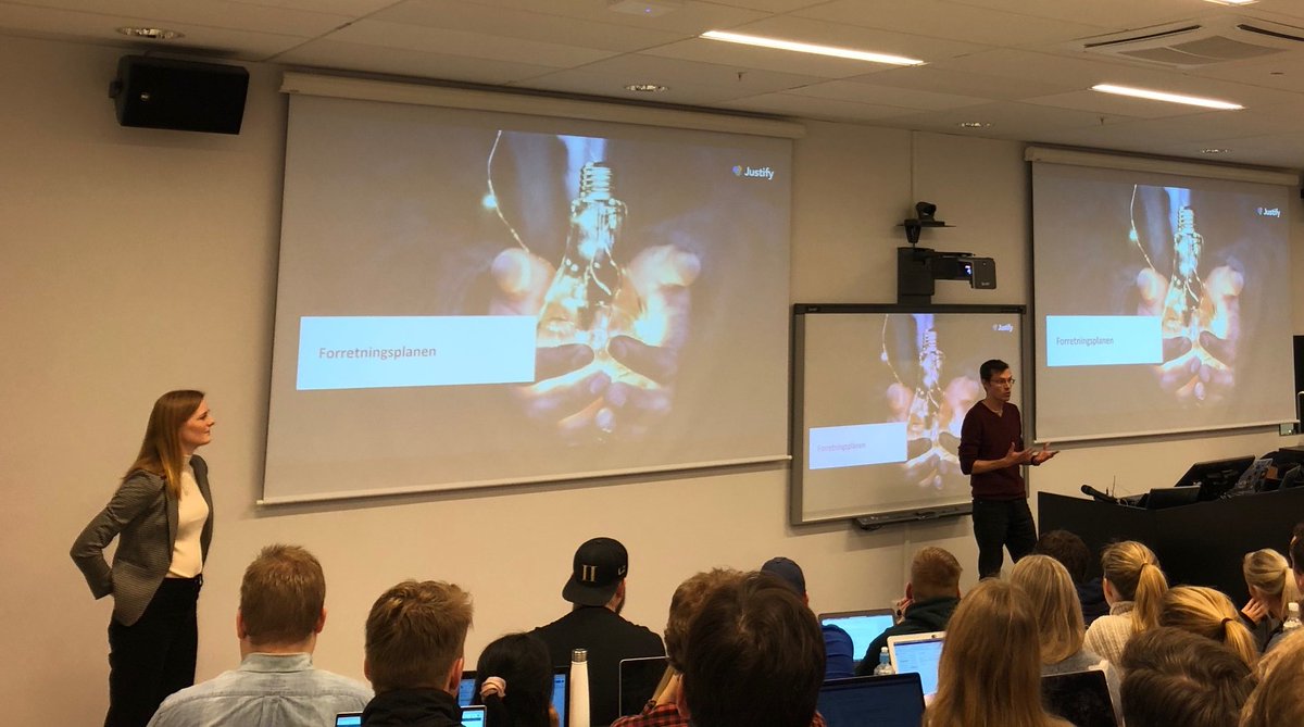 Justify_Legal's tweet photo. I går hadde Anett, Glenn og Sindre gleden av å ha gjesteforelesning for masterstudenter på NHH Norwegian School of Economics i Digitalisering. Tusen takk til fagansvarlig Karen Osmundsen for en unik mulighet til å snakke om det vi brenner for! (Foto: Karen Osmundsen) https://t.co/NXUnsNzLEW