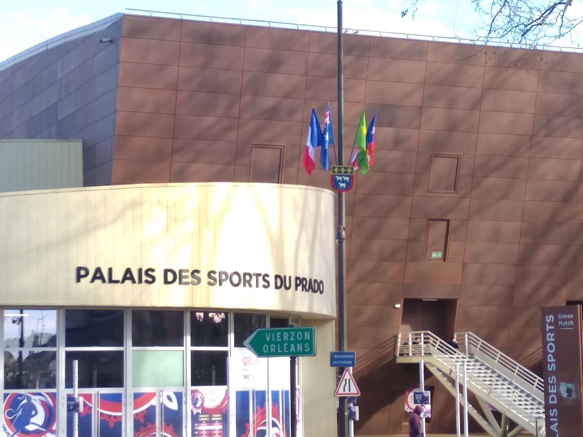 StudioZecom's tweet photo. La ville de Bourges nous a confié la fabrication des drapeaux visibles sur les candélabres du Palais des sports du Prado, tandis que les bus arborent nos couleurs et celles des pays participants pour le tournoi qualificatif olympique du basket féminin ! Allez la France ! https://t.co/Cf1E6U9AUu