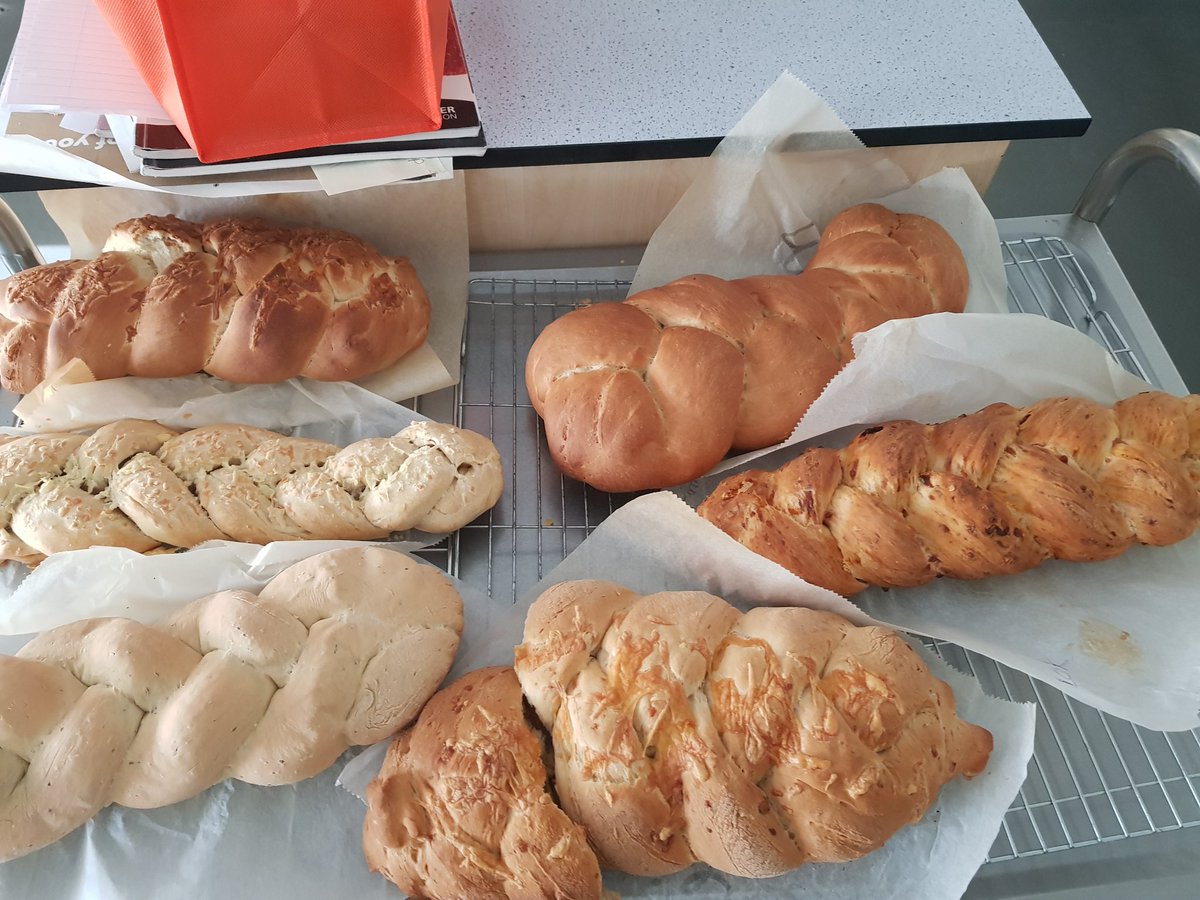 MCEA_ADT's tweet photo. Who else loves the smell of freshly baked bread? 😋😋 
Year 10 did a fabulous job this morning, Looks and smells lovely! 😁😁🥖🍞🥖
#schoolbaking #freshbread @manorceacademy https://t.co/J0vGqKFinh