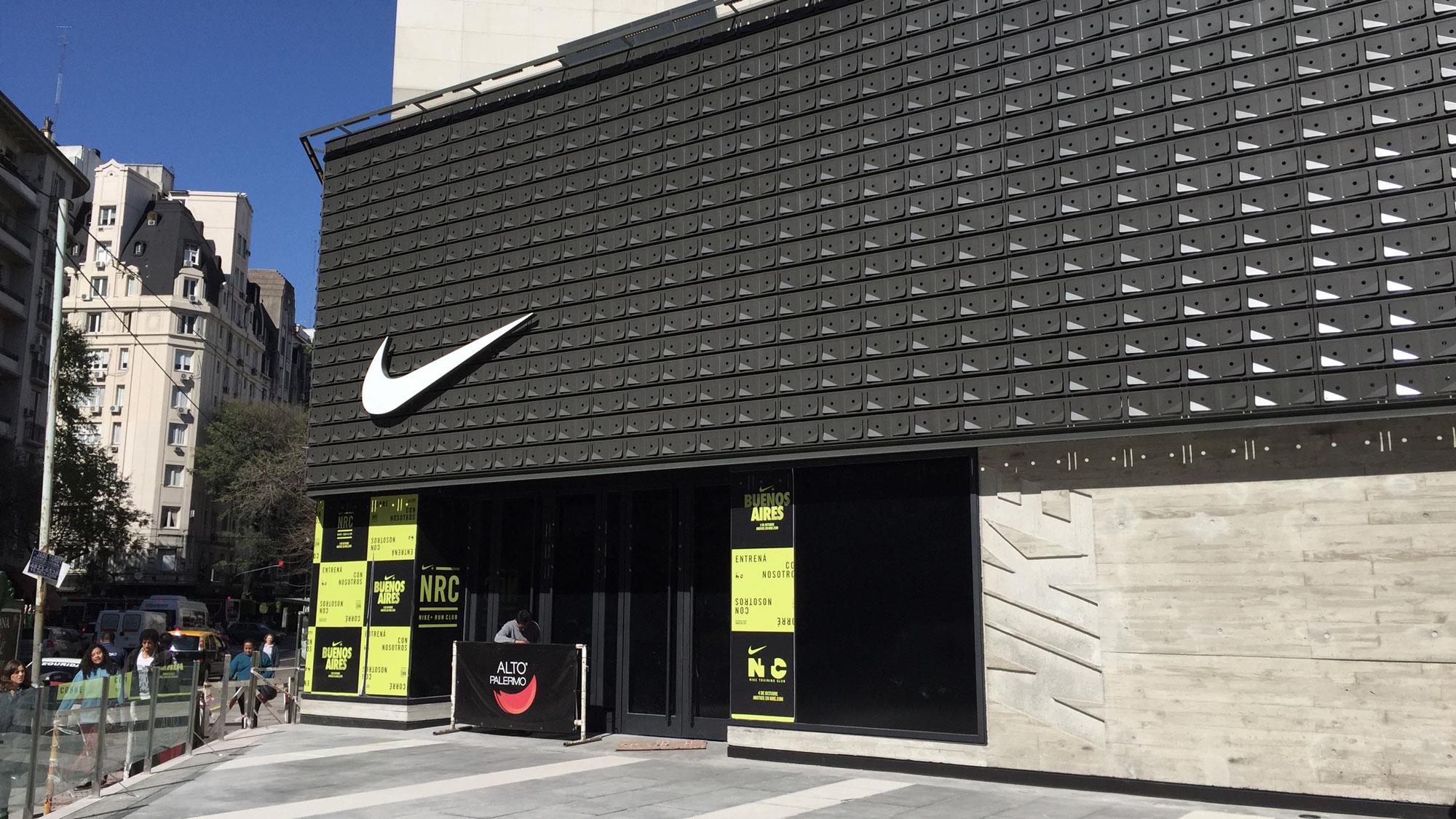 Marca de on "⚠️ Se confirma el cambio de modelo de negocios de Nike en Argentina. El grupo mexicano 'Axo' gestionará sus locales y tienda online (también en