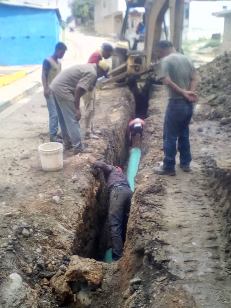 Construcción de 116 ml de colector agua servida 12”(Pulgadas) PVC. Excavación de 20 mts de zanja. Esta actividad beneficiara un aproximado de 320 habitantes. Para el urbanismo Villa Rosa ubicado en Ocumare del Tuy, del municipio Tomás Lander. Estado bolivariano de Miranda.
