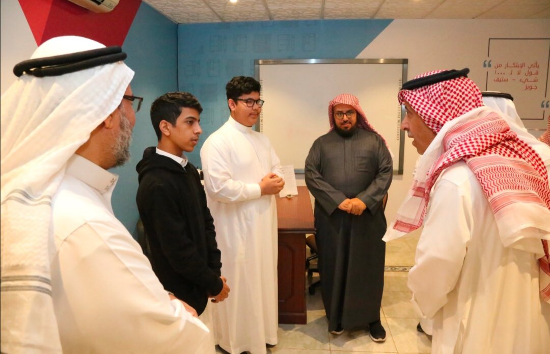 MOE_MDI's tweet photo. قام معالي الأمين العام لمؤسسة الملك عبدالعزيز ورجاله للموهبة والإبداع #موهبة د.سعود المتحمي صباح #اليوم_الخميس بزيارة مجمع طيبة للموهوبين، يرافقه مدير #تعليم_المدينة  أ. ناصر العبدالكريم وأطلع على قاعات المجمع ومركز الموهوبين ومعامل ستم وشاهد تجارب لعدد من الطلاب الموهوبين. https://t.co/ygR4hXNL4z