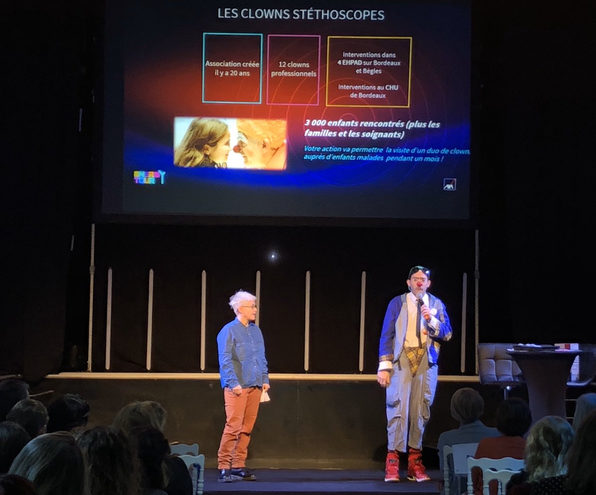 A_Duvignac's tweet photo. La salle debout pour applaudir les @clownstetho!Et leur formidable action auprès des enfants malades du CHU de Bordeaux.Séquence émotion de cet #Energytour.Fiers des actions solidaires menées en agences @AXAFrance Sud-Ouest avec #AXAAtoutCoeur au profit de cette belle asso!👶👧❤️ https://t.co/AKZ7VywWqh