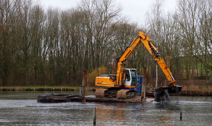 EdRoodbeen's tweet photo. Nederlandse overheid ziet import giftige #bagger als verdienmodel. Vervuilde grond uit buitenland massaal gedumpt in Nederlandse plassen https://t.co/YTCOXojz3a #gif #arseen #asbest https://t.co/YBk4JWPtPR