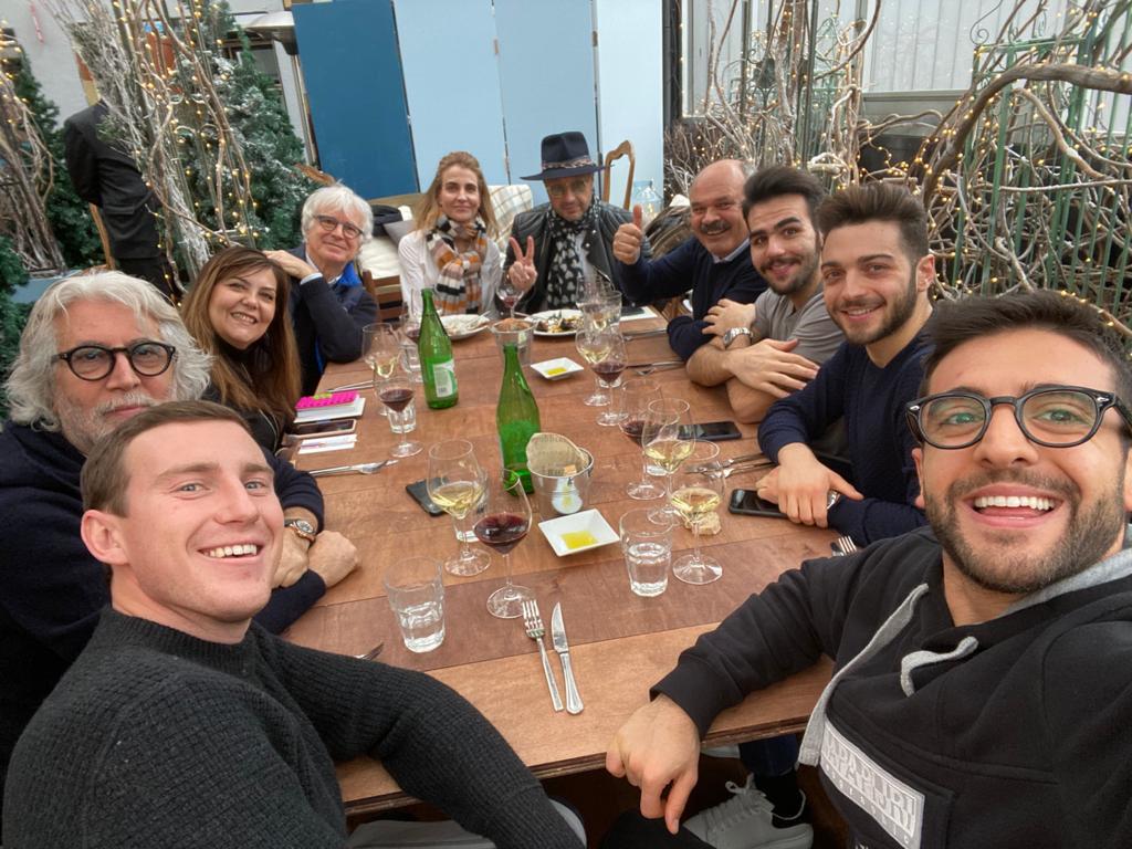 MTorped's tweet photo. Una tavola di vip!!!!!! 
#IlVolo #OscarFarinetti #JoeBastianich @ilvolo https://t.co/qgavonyViB