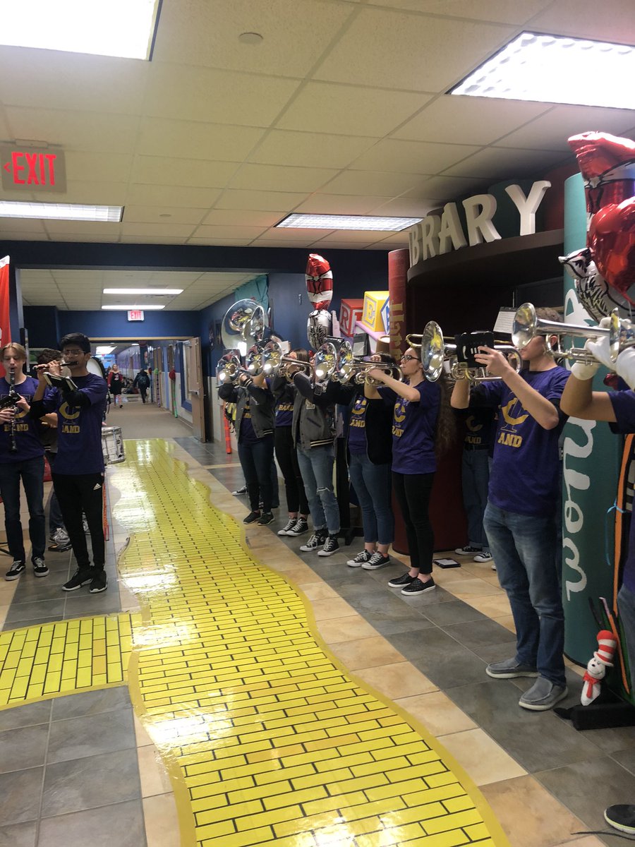 EagleRidgeKISD's tweet photo. It’s World Read Aloud Day @EagleRidgeKISD !  A big thank you to @timbercband @TCHSTalon @TCHSFootball  and @tchsftofficers https://t.co/roT84NvAJR