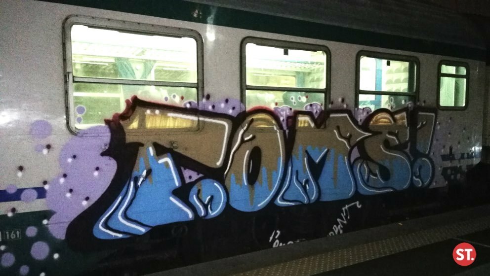 #nitebenching #spraytrains #graffiti #trainbombing #trainwriting