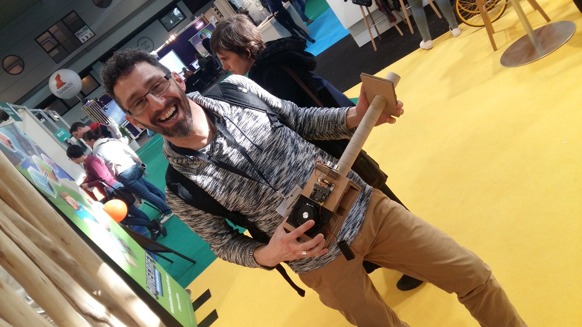 valgillon's tweet image. En direct du #SETT2020 où notre super coach du @CoderDojoBe Gaetan d'Ans va faire une démo d'otamatone (kwwaaaaa ???!!!) en microbit :)👍🎶🎵🎺 #codingIsCool #coachesAreTheBest @digitalwallonia