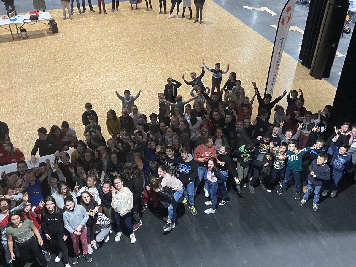 clangouet2017's tweet photo. le #Collège de l’@l_oriette organisait sa #Roborave pour 162 élèves de 6ème et de CM2 du secteur de #CosseleVivien avec la participation du #CIAS du #PaysdeCraon et des @CadetsSecCivCos Merci aux enseignants et aux parents d’élèves  @lamayenne @CMMABN @RoboRAVE53 https://t.co/FgpM0FuMjK