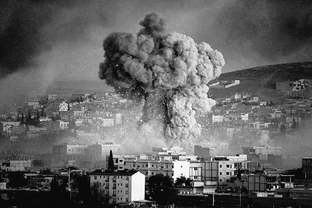 "Kıyamet kopmazdan önce gece karanlığının parçaları gibi fitneler olacak. Kişi mü'min olarak sabaha erer de kâfir olarak akşama kavuşur. Mü'min olarak akşama erer, kâfir olarak sabaha kavuşur. Birçok kimseler azıcık bir dünyalık mukabilinde dinlerini satarlar."(Tirmizî, Fiten 30)