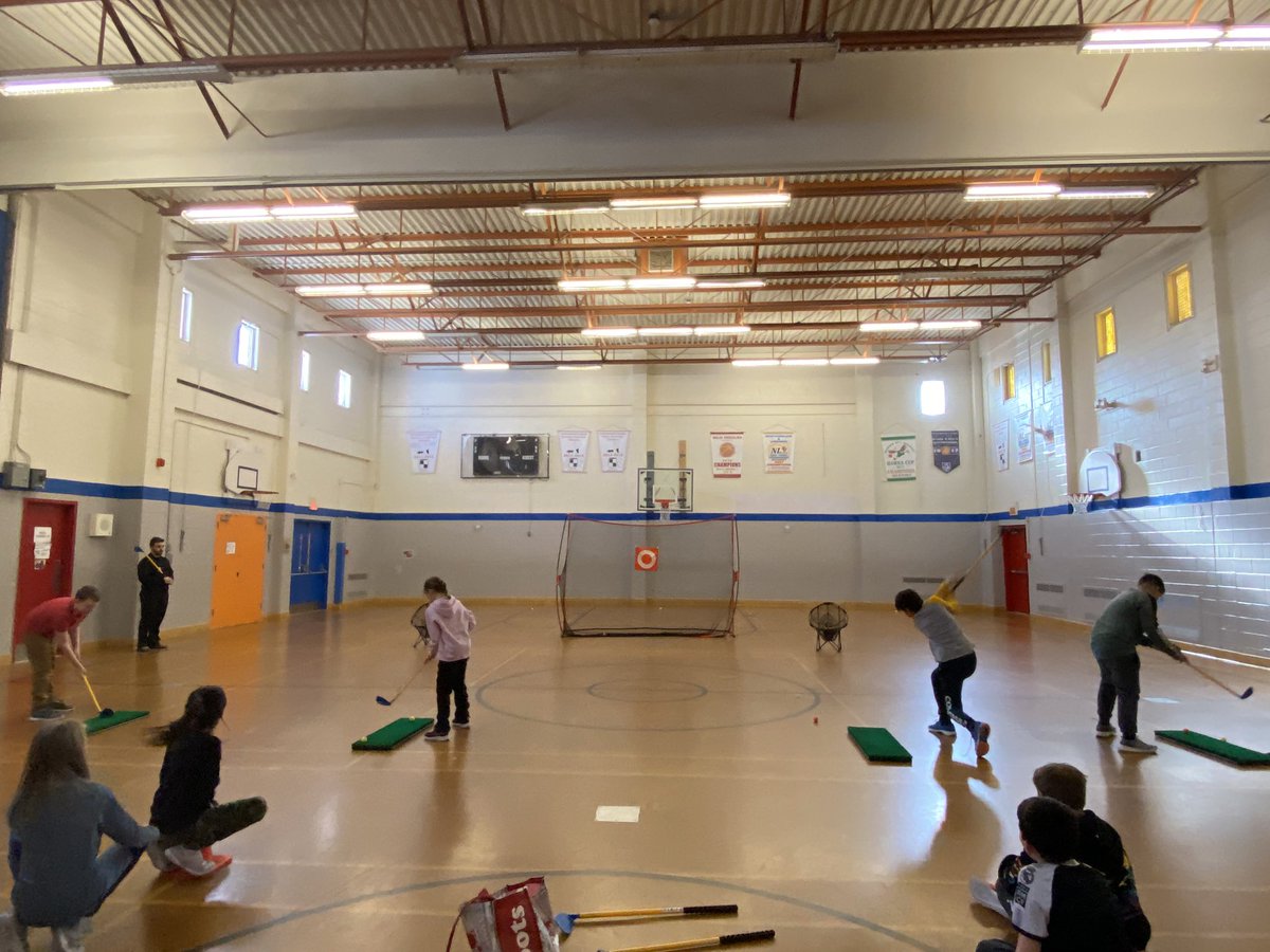 CareenPE's tweet photo. The frigid outside temps aren’t felt inside on the green today.  4-Whiffen (Whelan) are seen here enjoying the opportunity to golf this week thanks to the Golf in Schools program ⛳️@MDEschool @NLESDCA @NLGolf @GolfCanada https://t.co/Ojc8T0Zbmu