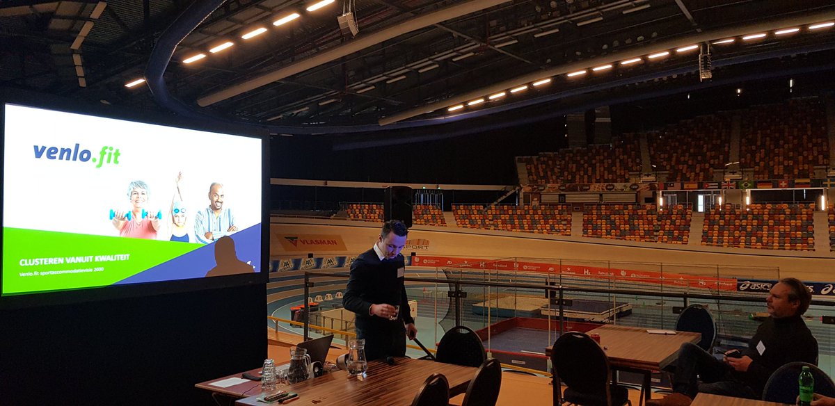 Presentatie door collega's <a href="/gemeentevenlo/">Gemeente Venlo</a> op de kennisdag <a href="/VSGemeenten/">VSG</a> over "Sportaccommodatievisie: clusteren in de buitensport" #venlofit #goodpractise #andereinspireren #gavelocatie