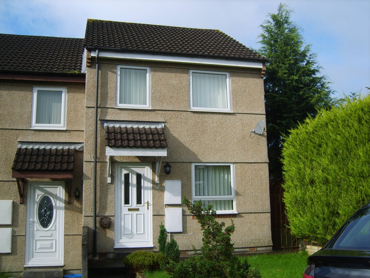 LettingsMB's tweet photo. Well presented 2 bedroom #house in #Woolwell, £640 PCM.

The property benefits from an enclosed rear garden, allocated parking &amp; gas central heating. 

Available now for 6 months &amp; ongoing.

For more information please visit our website https://t.co/hcE376zIV3 #lettings #plymouth https://t.co/4nNj9qWfsl