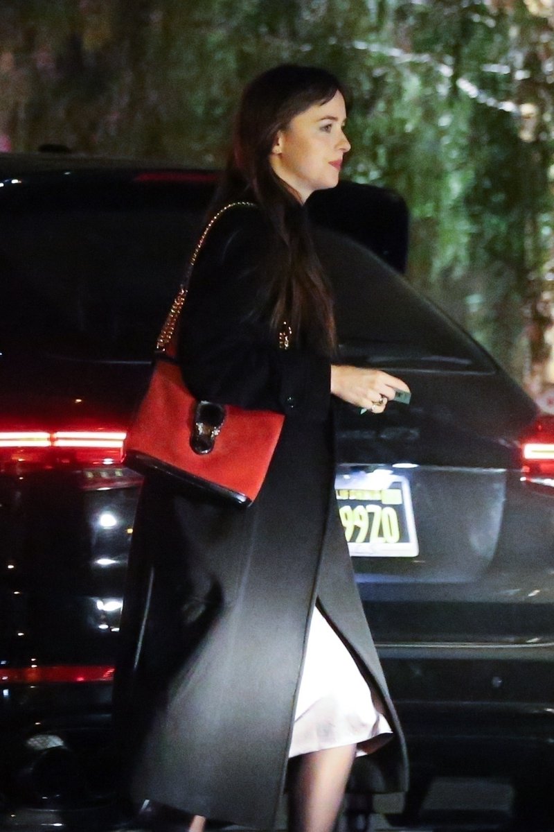 DakotaJBRA's tweet photo. Dakota foi fotografada ontem a noite no aniversario de uma amiga em West Hollywood, CA. #DakotaJohnson

https://t.co/HpKnGZvbPh https://t.co/XuYjRlw9B0