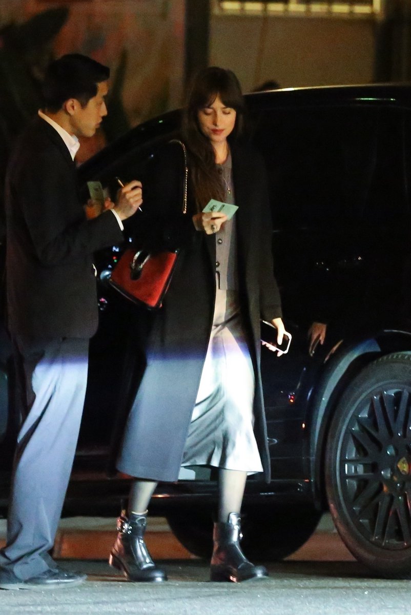 DakotaJBRA's tweet photo. Dakota foi fotografada ontem a noite no aniversario de uma amiga em West Hollywood, CA. #DakotaJohnson

https://t.co/HpKnGZvbPh https://t.co/XuYjRlw9B0