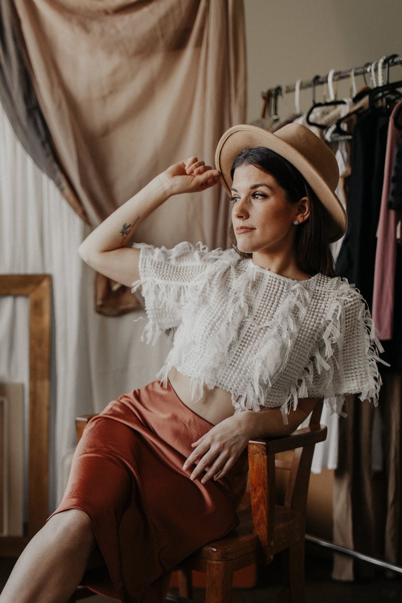 CitesNouvelles's tweet photo. Après une année de répit, l’artiste country originaire de Beaconsfield, Brittany Kennell est de retour en studio. La première Québécoise à participer à la version américaine de The Voice, a lancé sa nouvelle chanson Eat, Drink, Remarry. https://t.co/MIEHp1d88V https://t.co/gUDPvln4az