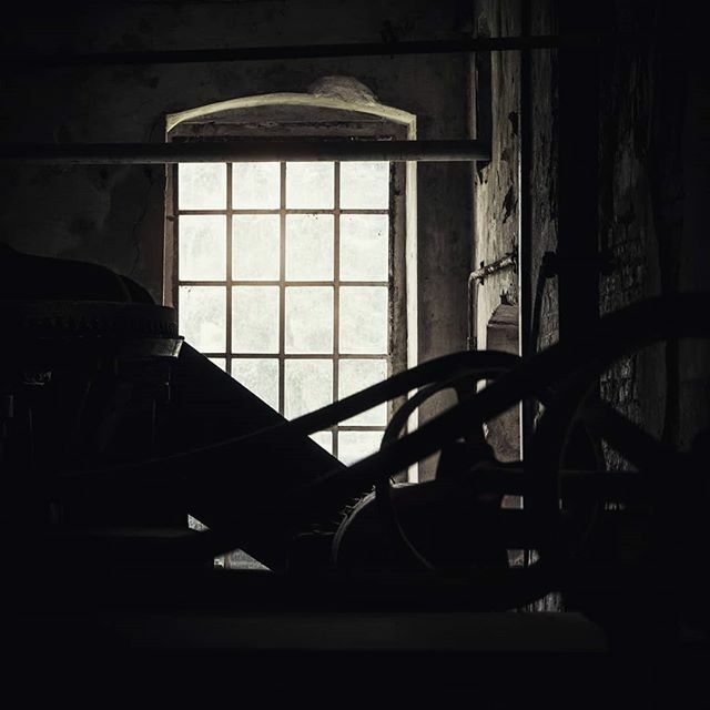 go2know's tweet photo. In der verlassenen Papierfabrik. Hier kann man wunderbar mit Gegenlicht spielen. In den sonnigen Fabrikfenster bilden sich die Silhouetten der rostigen Maschinen öligen Schwungräder ab. Ein wahres Fotoparadies. Tickets für die Fototouren dort gibt es hie… https://t.co/MASr6R4zal https://t.co/hHQig7a3xO