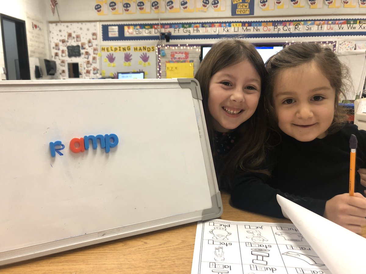 Mrs_Bowker's tweet photo. Teamwork makes the ending blends dream work! π₯π§ #phonicsfun #firstiefriends @BrooksideWWRSD https://t.co/fTzW0Qdpuy