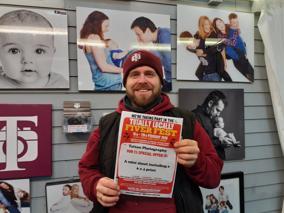 As Dan of <a href="/Tattonphoto/">Tatton Photography</a> is always taking the photo &amp; never in them here is one of him with his <a href="/1totallylocally/">Totally Locally HQ</a> #fiverfest offer 
#Knutsford some great deals in town from 15/2 #shoplocal #whereyoushopmatters