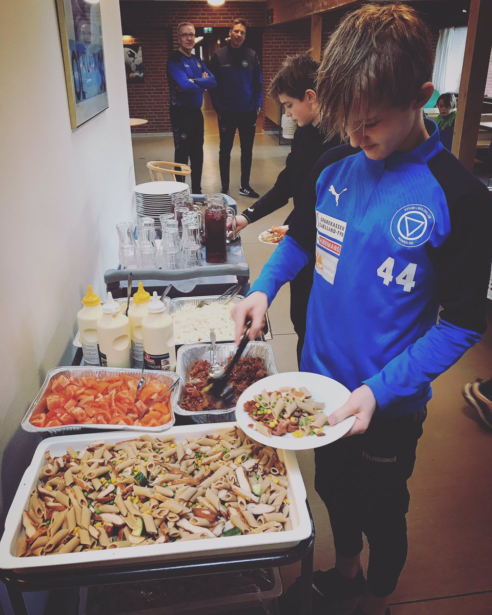 Kosten er vigtig i en hver eliteudøver tilværelse. Det samme gør sig gældende på DBU Talentcentre. Her et billede fra tirsdagens frokost ved U13 samlingen på DBU Talentcenter Sjælland i Sorø. #sundkost #restitution  #talentcenter