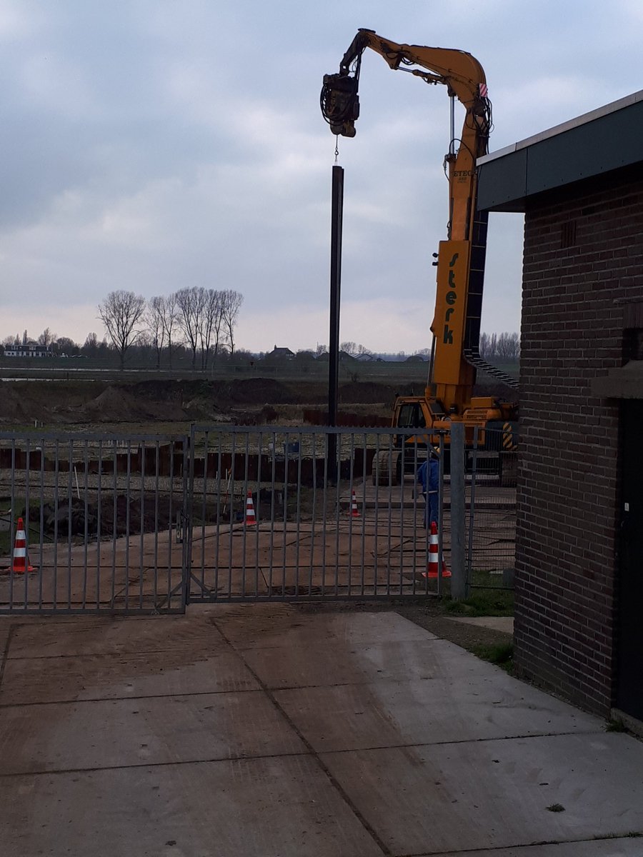 VlaskampBennie's tweet photo. Verwijderen van zo'n 600 meter damwanden begonnen.
#olasfa https://t.co/JYMJHXa5Pt