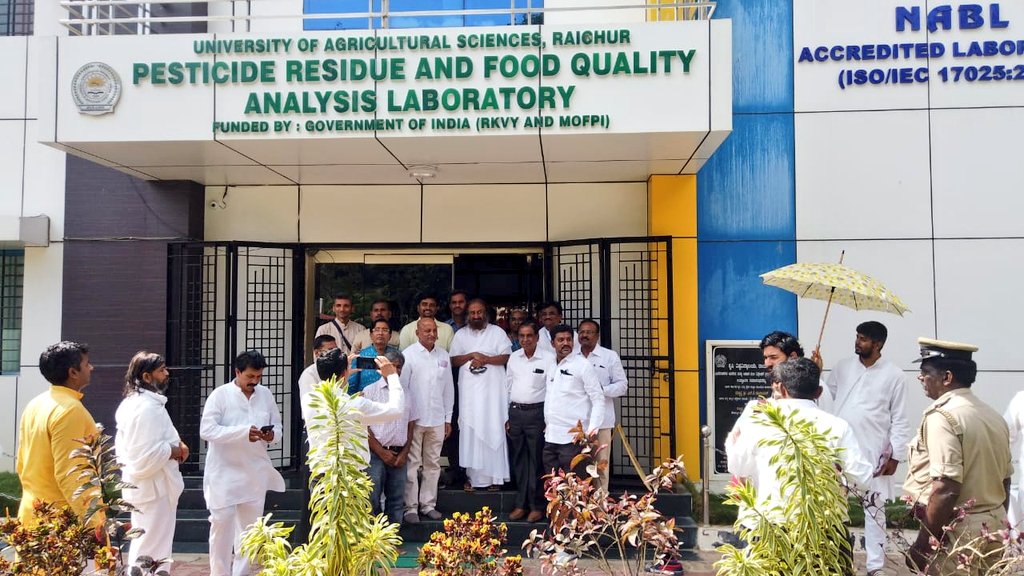 Gurudev's tweet photo. By training farmers in natural farming &amp; assuring them of markets for their produce, we can realistically aim to eliminate chemical farming in our country.

Addressed the students &amp; faculty at the University of Agricultural Sciences, Raichur, Karnataka. https://t.co/0ulg5qco2j