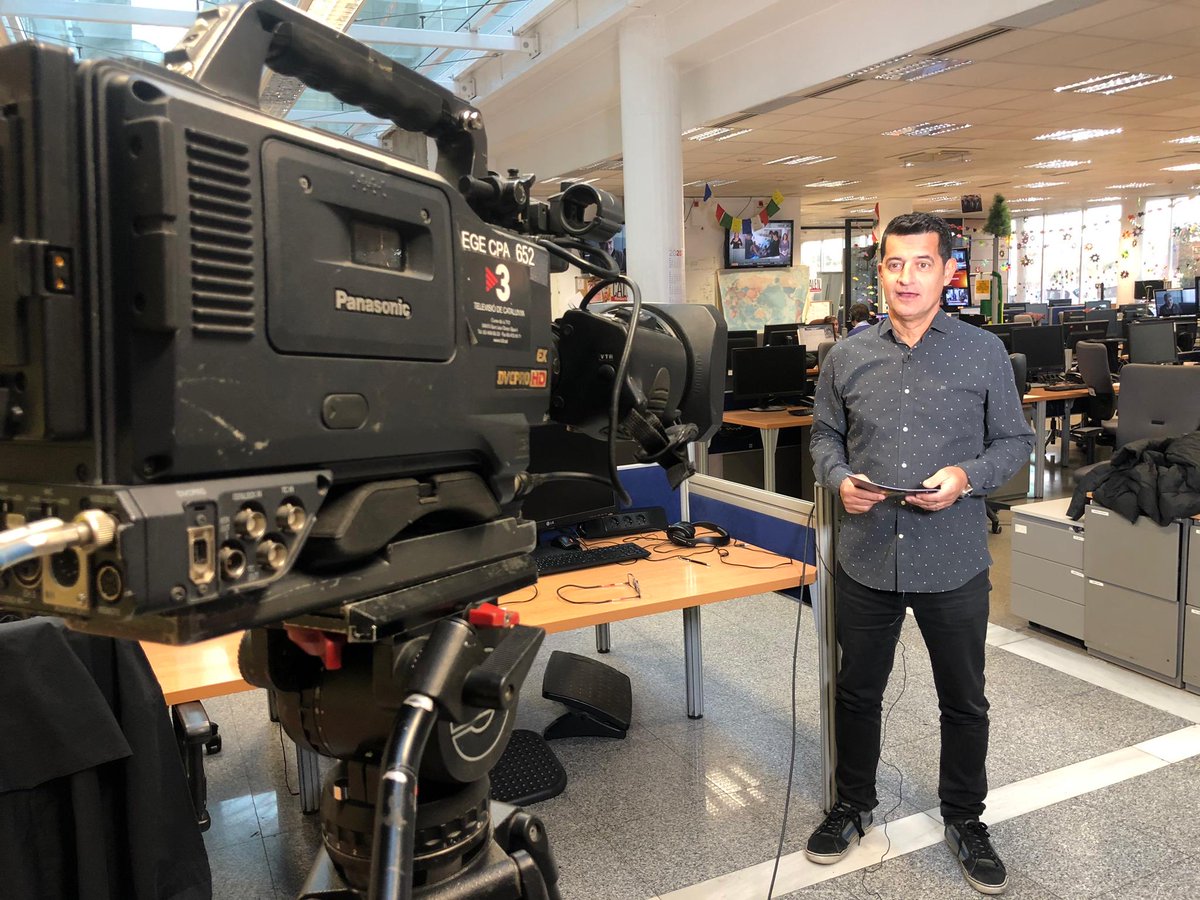 XaviBonastre's tweet photo. Quan a l@esportclub fem connexions des de la redacció, en realitat les fem des de la redacció d’informatius, no pas des de la d’esports. #BehindTheScenes #PetitsSecrets https://t.co/zEsBBHCIHU