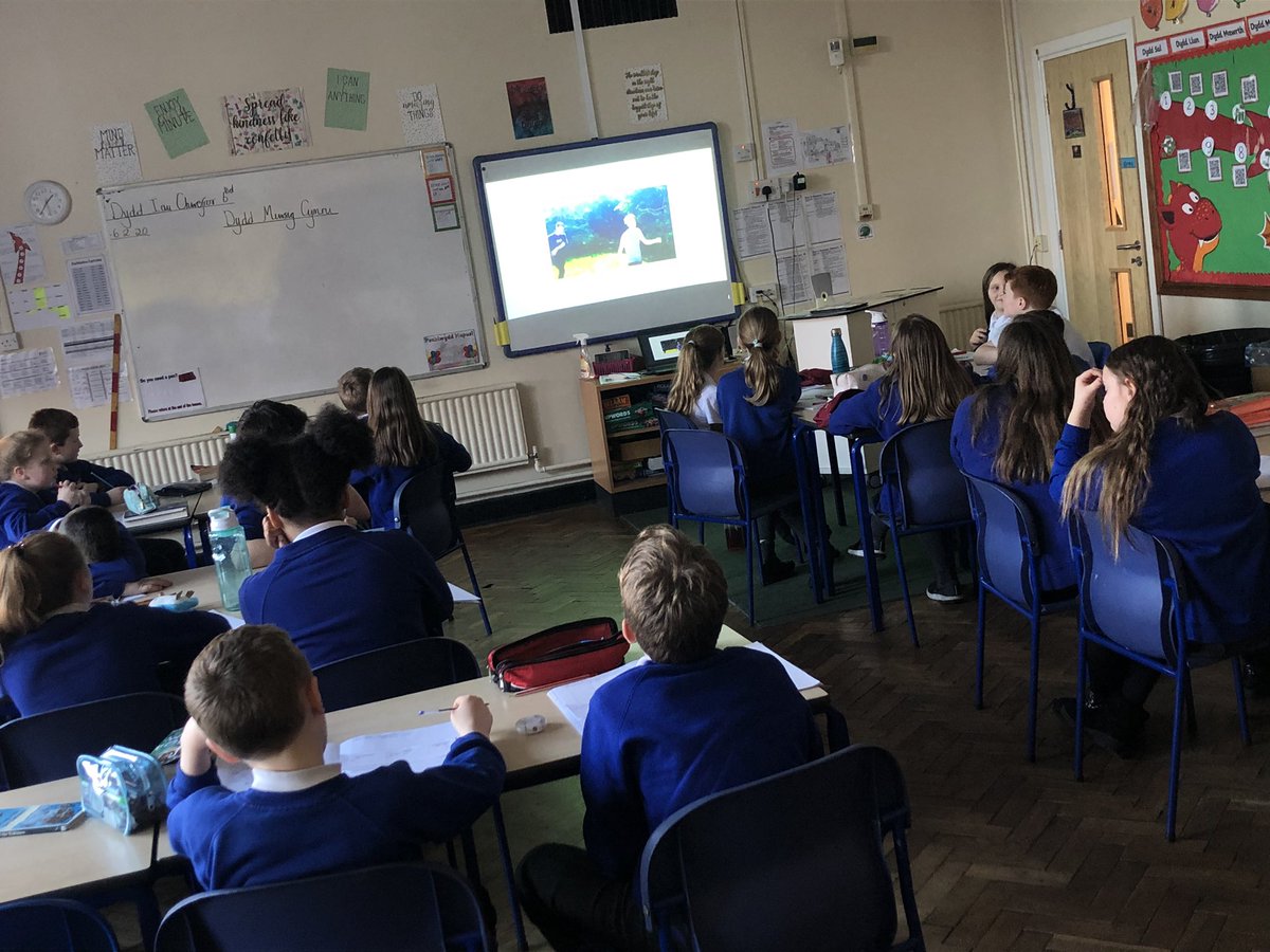 Year6BC's tweet image. Gwrando i miwsig Cymraeg. Listening to Welsh bands. Ein hoff gân ydy ‘Dawnsia’ gan Fleur Dy Lys. #6LD #dysguCymraeg #DyddMiwsigCymru
