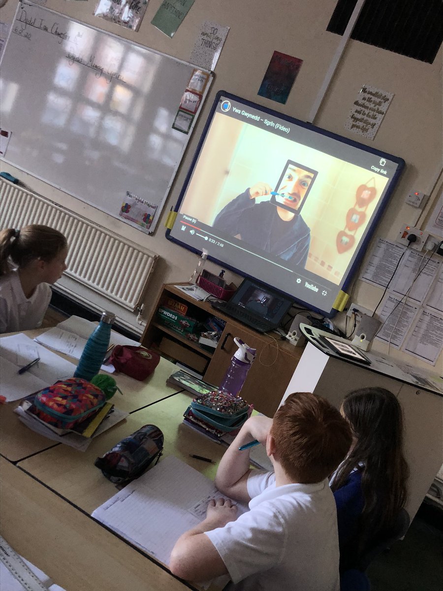 Year6BC's tweet image. Gwrando i miwsig Cymraeg. Listening to Welsh bands. Ein hoff gân ydy ‘Dawnsia’ gan Fleur Dy Lys. #6LD #dysguCymraeg #DyddMiwsigCymru